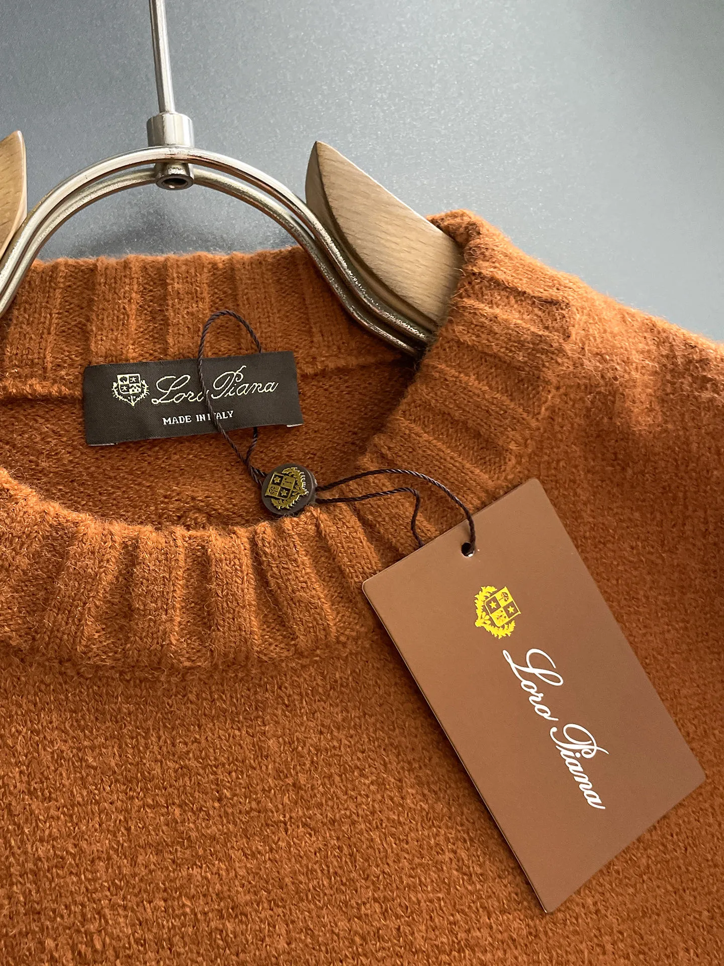 LP's new autumn and winter low-key luxury sweater, a trendy gentleman's round neck Premium sweater. Wool yarn blending. Only double-layer yarn can produce such a premium effect. It is a channel product of a trading company. It is a winter star-level item. It is easy to wear and practical. It is an all-purpose basic Versatile style. The texture is excellent. It is skin-friendly and comfortable without scratching. It is a high-end fashion base layer that is extremely comfortable whether worn alone or layered. It has an excellent texture for close-fitting wear. Demonstrate high-end and invincible fashion! Slim-fitting but not tight, with high elasticity on all sides, it is definitely a very comfortable upper body experience. It is a must-have item for winter wear! The wiring is neat and delicate, the details are exquisite, and the upper body effect is excellent. There is no age limit, and it is the best product on the Internet! Size: S M L